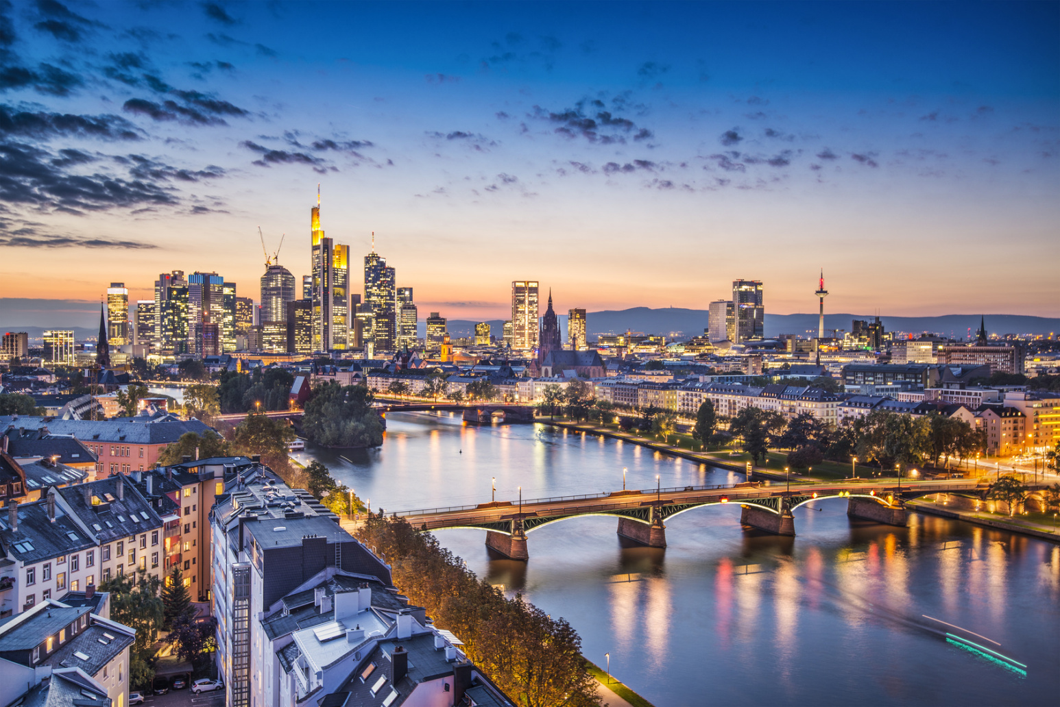 Skyline von Frankfurt am Main in der Dämmerung; Detektiv Frankfurt, Kurtz Detektei Frankfurt