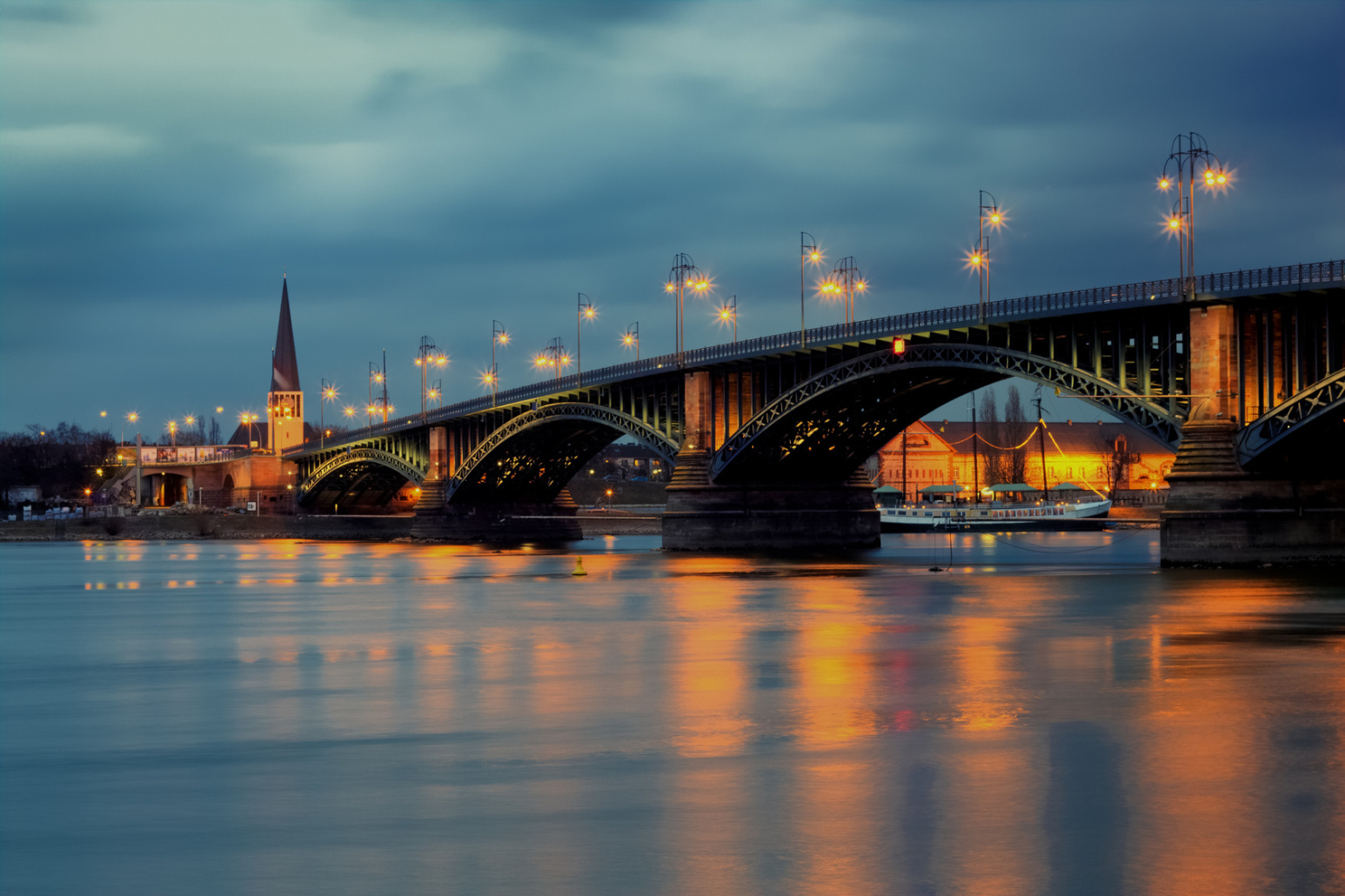 Theodor-Heuss-Brücke Mainz-Wiesbaden; Detektei Mainz, Wirtschaftsdetektei Mainz