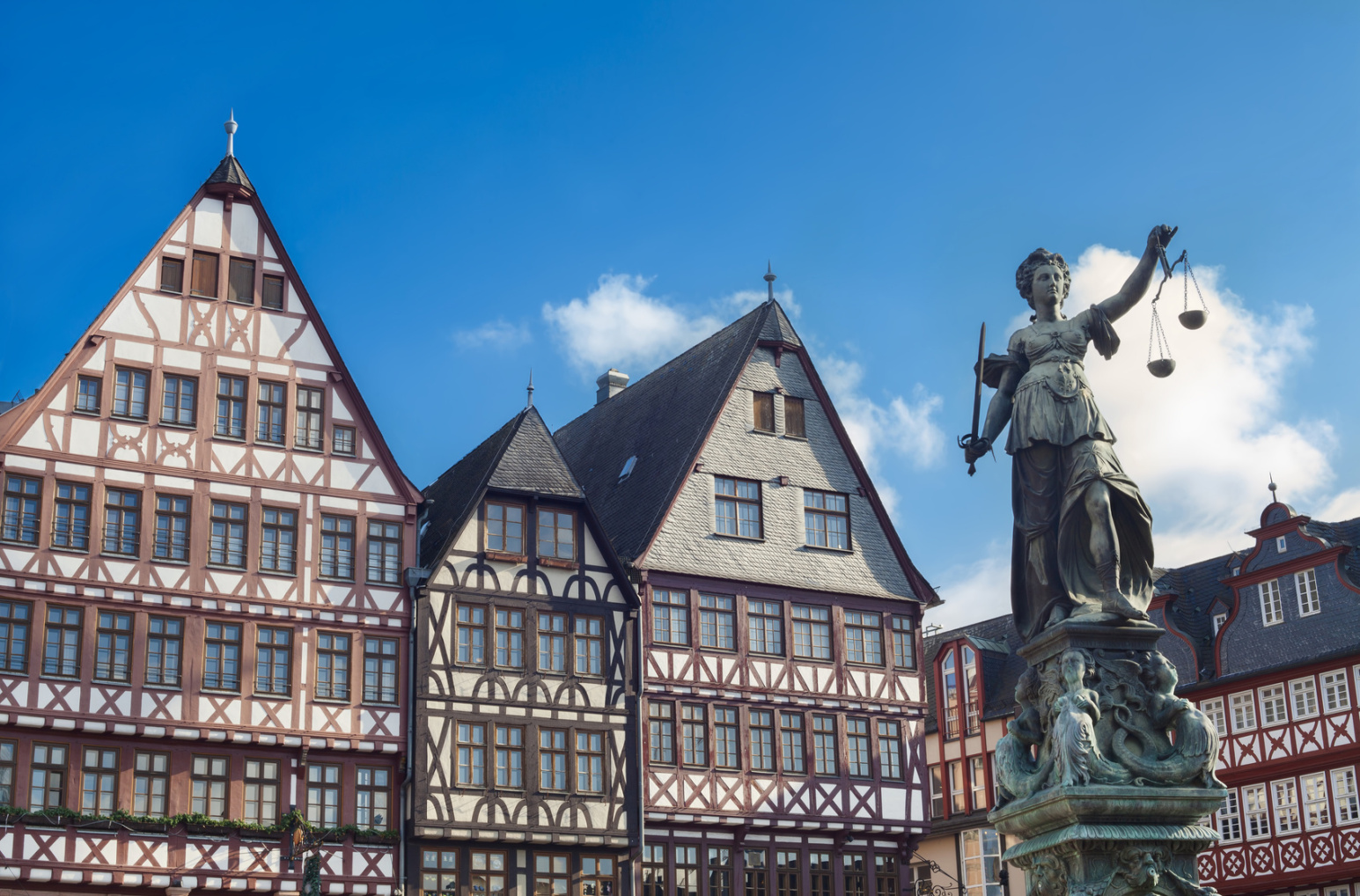 Fachwerk am Frankfurter Römer, Statue der Justitia, Verbrechen Frankfurt Main; Detektei Frankfurt am Main, Detektiv Frankfurt, Detektivagentur Frankfurt Main