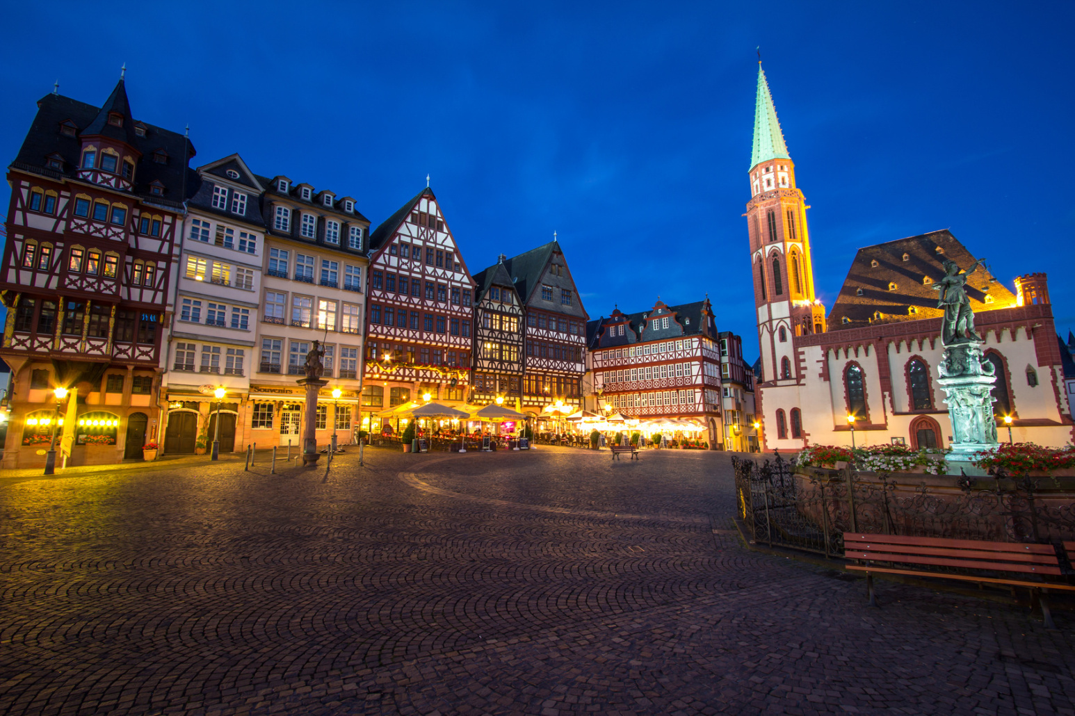 Frankfurter Römer mit Gerechtigkeitsbrunnen bei Nacht; Kurtz Privatdetektei Frankfurt, Privatdetektiv Frankfurt, Privatermittler Frankfurt, Detektei Frankfurt