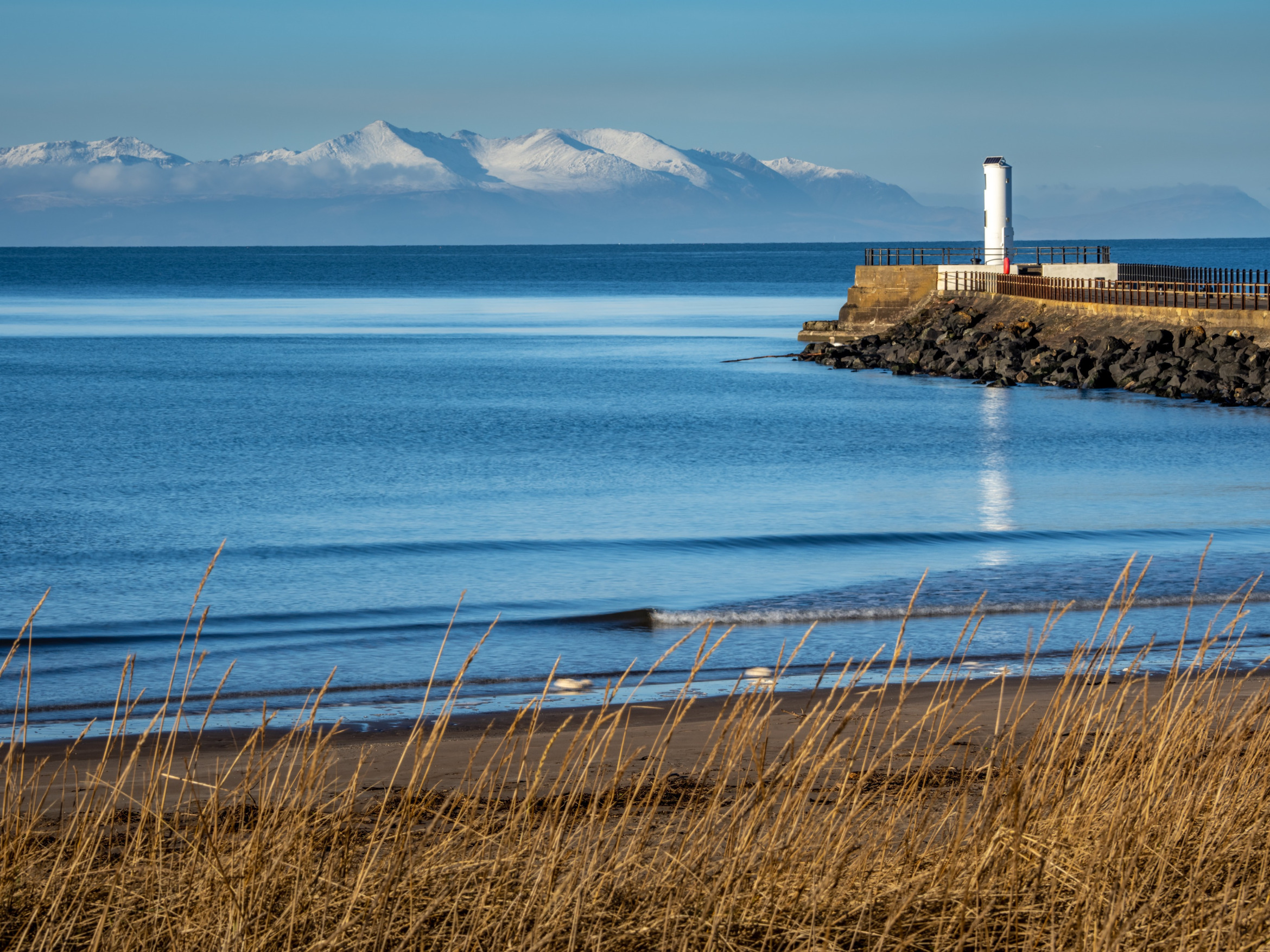 Ayr Beach mit Blick auf die schneebedeckten Gipfel der Isle of Arran; Detektivagentur Ayr (Schottland, Vereinigtes Königreich), Privatermittler Ayr (Schottland, Vereinigtes Königreich), Wirtschaftsdetektei Ayr (Schottland, Vereinigtes Königreich), Detektiv-Team Ayr (Schottland, Vereinigtes Königreich)