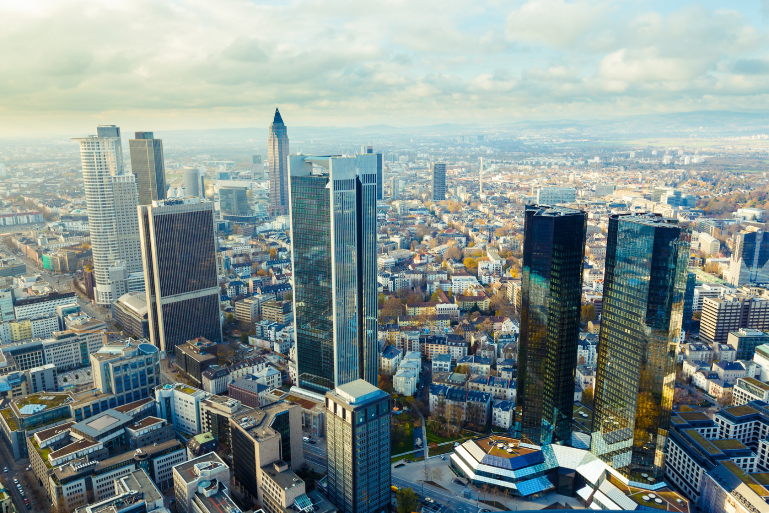 Luftbild der Frankfurter Innenstadt mit ihren Wolkenkratzern; Kurtz Detektei Frankfurt, Wirtschaftsdetektei Frankfurt