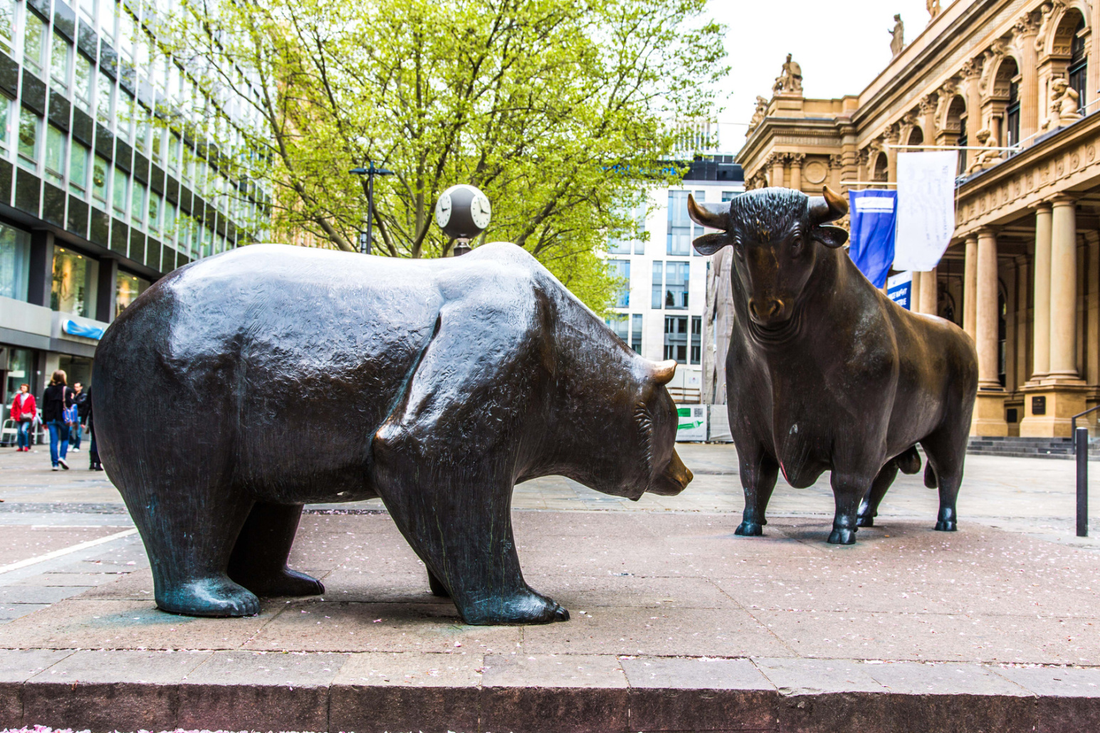 Bulle und Bär Statue; Mitarbeiterüberwachung Frankfurt, Observation, Detektei Frankfurt