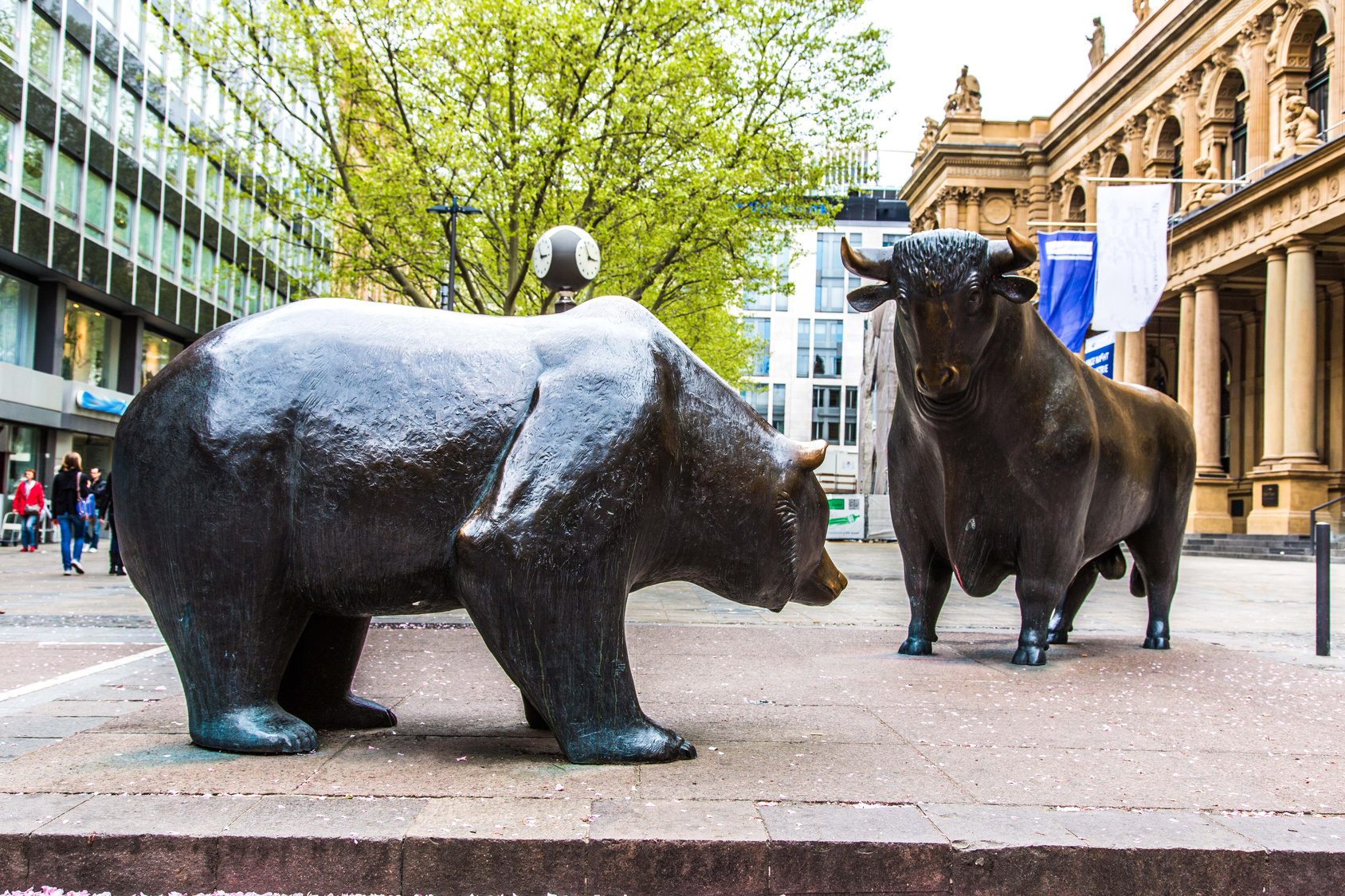 Bulle und Bär Statue vor Börse Frankfurt; Mitarbeiterüberwachung Frankfurt, Observation, Detektei Frankfurt, Wirtschaftsdetektei Frankfurt