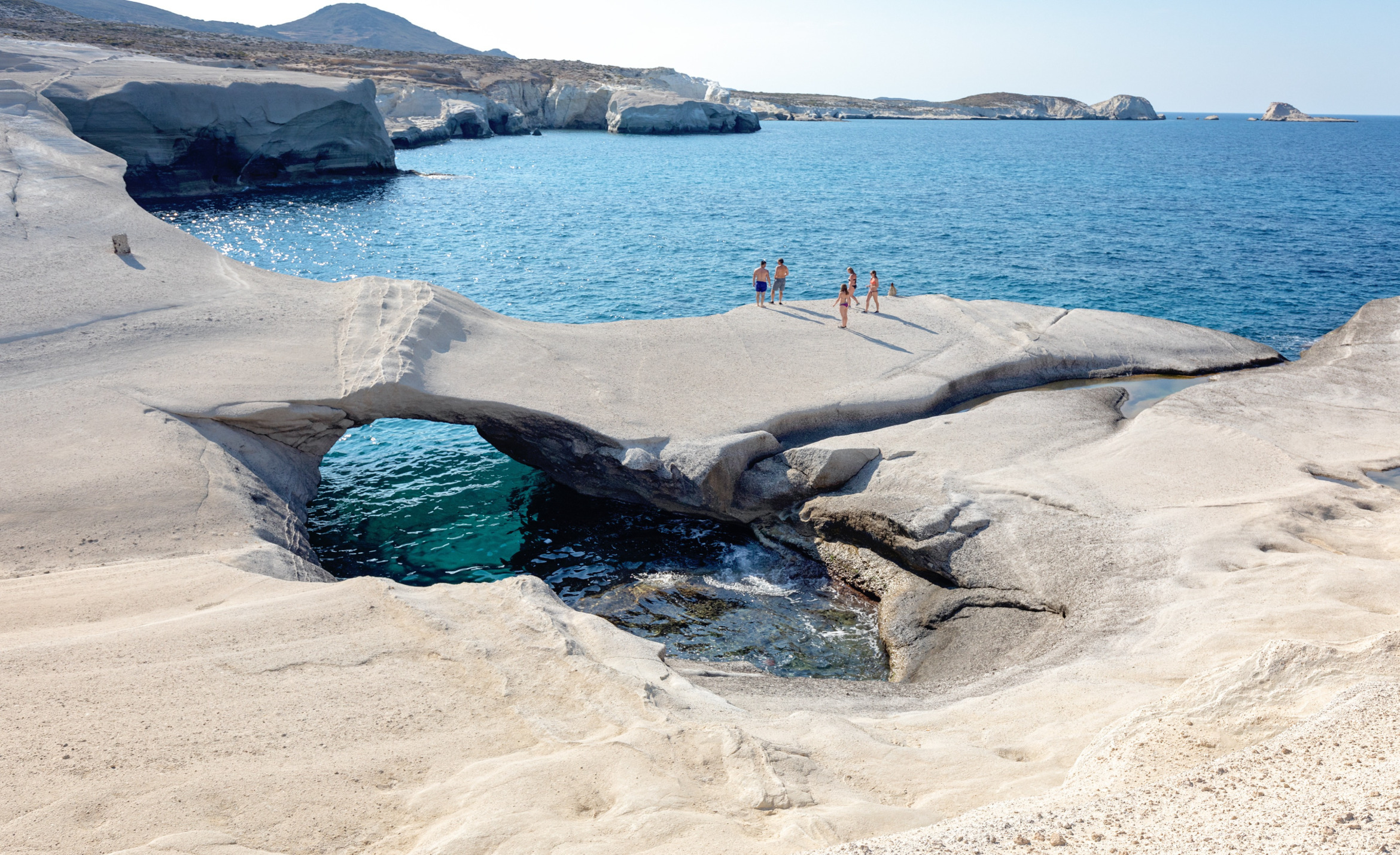 Strand von Sarakiniko, Milos, Griechenland; Detektivagentur Milos, Griechenland, Wirtschaftsdetektei Milos, Griechenland, Detektiv-Team Milos, Griechenland, Wirtschaftsdetektiv Milos, Griechenland